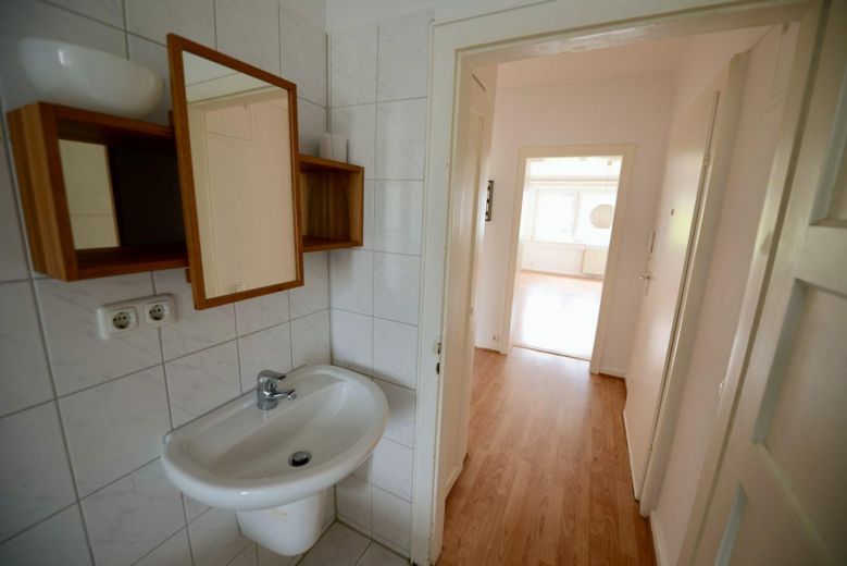 Exklusive 3-Zimmer-DG-Wohnung mit Einbauküche in Wiesbaden – Foto 10