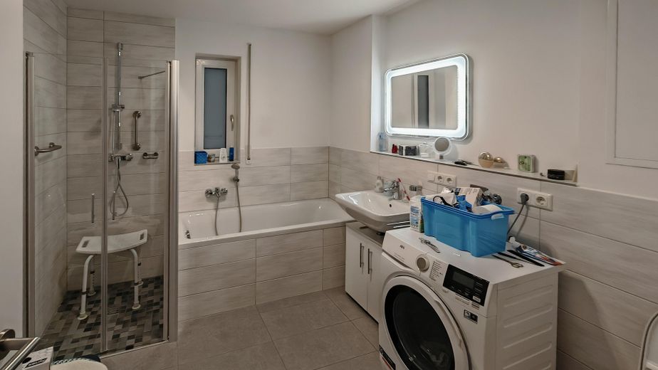 Modernes Wohnen in Burglengenfeld: 2-Zimmer-Wohnung mit EBK und Balkon – Badezimmer