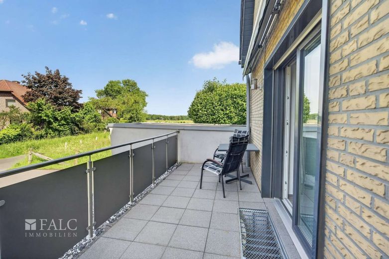 Einziehen und wohlfühlen: Saniertes Familienhaus mit separater Wohneinheit und großem Grundstück – Balkon