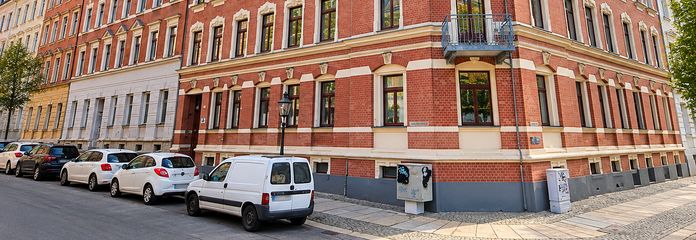 Charmante, modernisierte 2-Zimmer-Wohnung im historischen MFH mit Balkon und EBK - 6% Rendite – Hausansicht