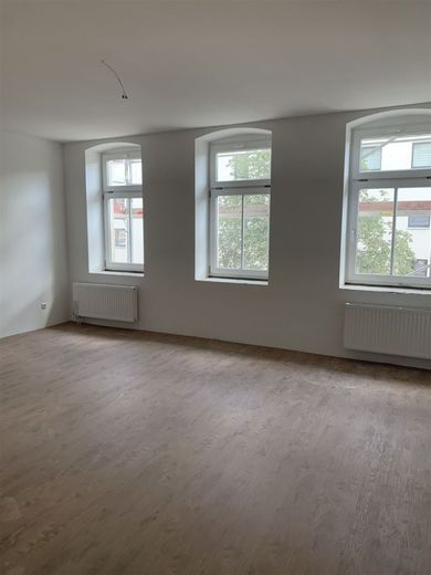 Zweitbezug nach San.! Große3-Zi. mit Einbauküche, Laminat, Lift, Balkon und Wanne! – Wohnzimmer