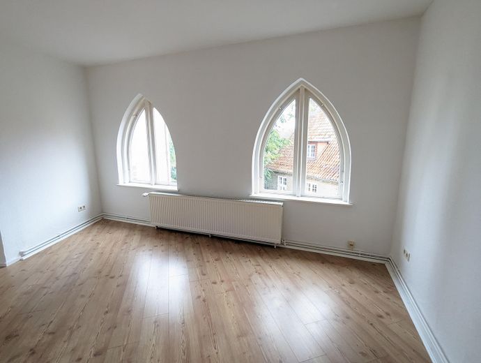 Accogliente appartamento con camera nella torre nel cuore del centro storico. 2,5 locali ** finestre nuove ** edificio storico – Wohnzimmer