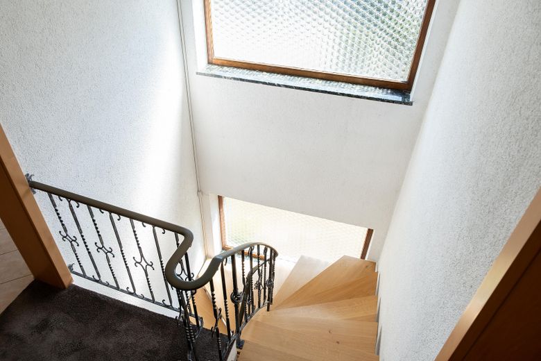 Exklusives Einfamilienhaus in traumhafter Flusslage - Wohnen, wo andere ihre Freizeit verbringen – Treppenhaus