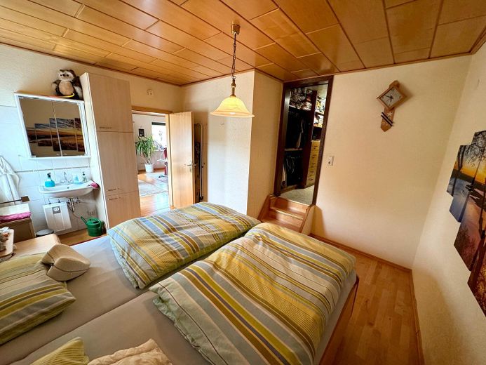 Wohnhaus mit Bauernhof – Schlafzimmer m. bghbrm Kldrsch