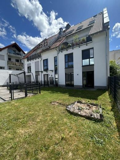 Wunderschöne Wohnung mit Garten in ruhiger Lage – Außenansicht mit Gartenanteil