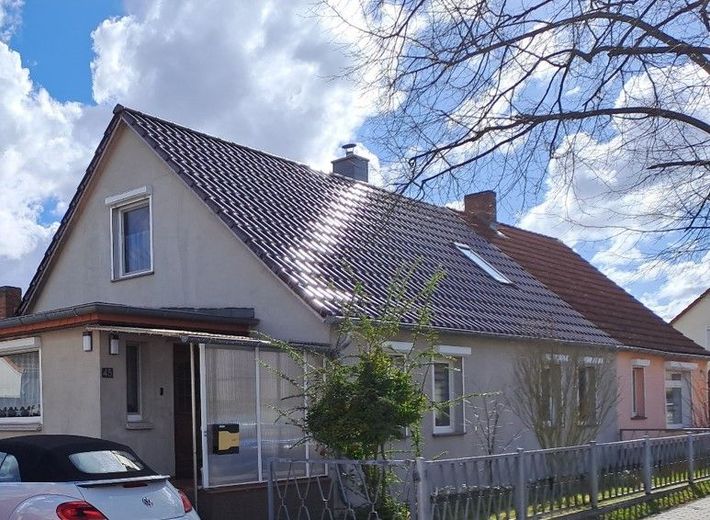 modernes Einfamilienhaus mit Einbaupool zu verkaufen – Außenansicht