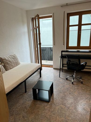 Vollmöblierte 1-Zimmer-Wohnung in ruhiger Umgebung – Wohn-/Schlafbereich