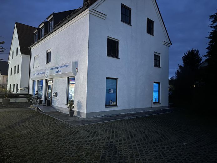 Außenansicht vom Parkplatz aus