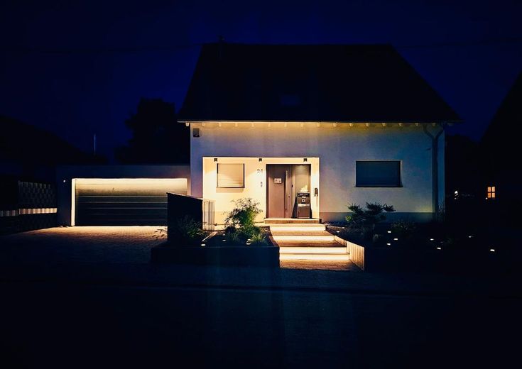 Exklusives Einfamilienhaus - einziehen und wohlfühlen – Hausansicht bei Nacht
