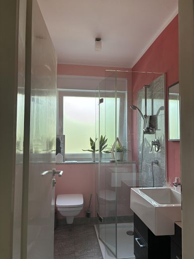Moderne Doppelhaushälfte in Hemmingen – Gästebad