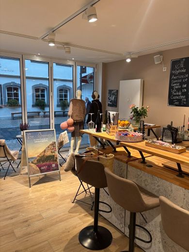 Klimatyzowany lokal handlowy w centrum Ahrweiler, w strefie dla pieszych, do wynajęcia – Ladenfront innen