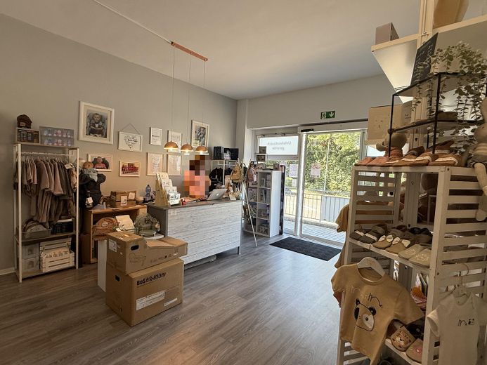150 m² | 1.990 € netto | Praxis, Büro oder Laden | Klimatisiert | Barrierefrei | 3 Stellplätze – Eingangsbereich