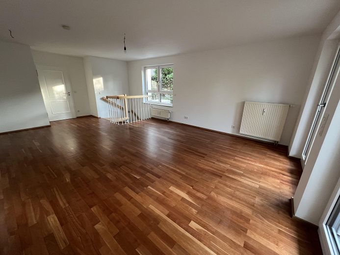 Urokliwe mieszkanie z ogrodem i pokojem muzycznym w spokojnej okolicy Monachium-Maxhof – Wohnzimmer