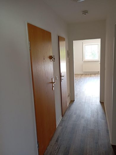 Komplett neu renovierte 2-Zimmer Wohnung im 1.OG mit Balkon – Eingangsbereich, Flur