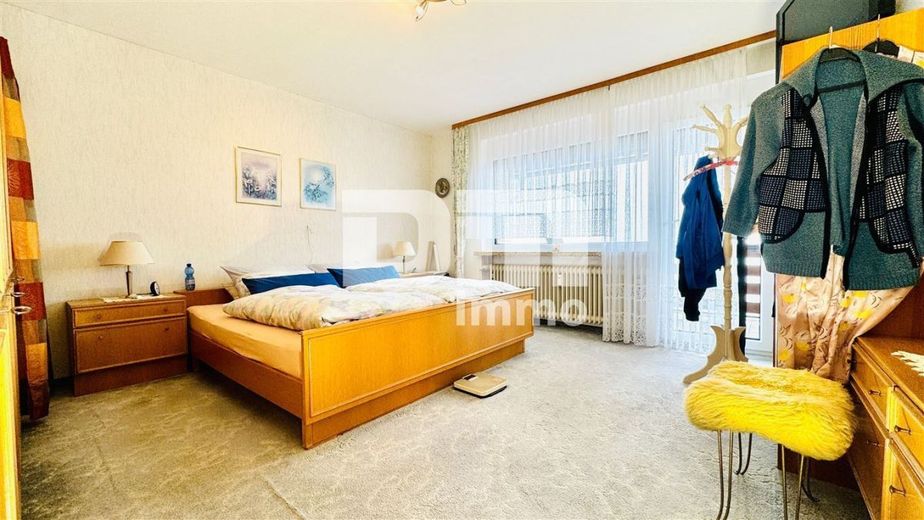 Modernisiertes Ein-/ Zweifamilienhaus inkl. PV-Anlage + 
Garage auf Traumgrundstück – WE2 OG Schlafzimmer / Zugang Balkon