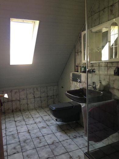 Ekskluzywny dom szeregowy skrajny w stylu bungalow z antresolą, basenem i wymarzonym ogrodem – 1 OG Duschbad