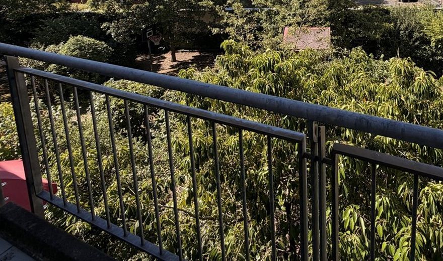 Wymarzone mieszkanie 2-pokojowe w Ehrenfeld bezpośrednio od właściciela – Blick von Balkon in Hof