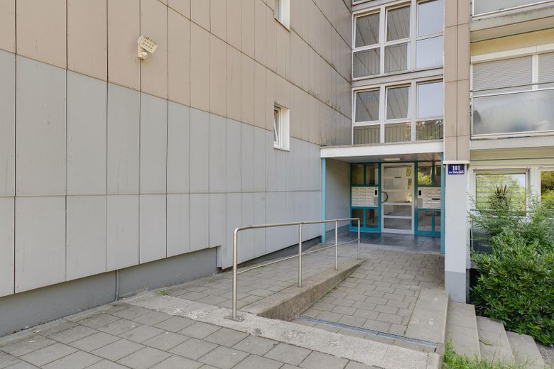 2020 Kernsanierte 4 Zimmerwohnung mit 2 Balkonen, Aufzug – Eingang Gebäude