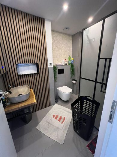 Modernes High-Tech-Wohnen: Reihenendhaus mit smarthome-Komfort & Gartenoase – Badezimmer DG