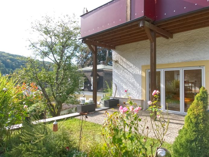 Provisionsfreie 3,5-Zimmer-Terrassenwohnung mit Einbauküche & Ausblick ins Grüne | Muggendorf – Terrasse 1