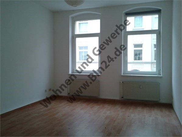 Halle - + WG tauglich 1. OG ruhig + saniert + – Zimmer Straße links