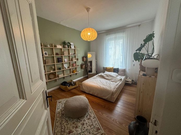 Helle, schöne und gepflegte Altbauwohnung mit Dielenfussboden und Einbauküche – Helles, ruhiges Schlafzimmer 
