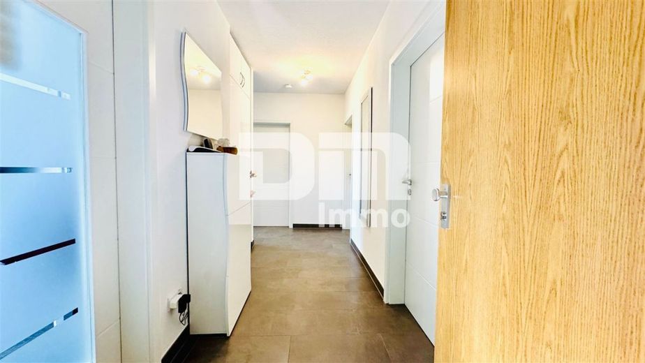 Hochwertig sanierte, ebenerdige Dreizimmerwohnung im EG mit Loggia + PKW-Stellplatz – Flur / Diele / Windfang / Einbauschrank