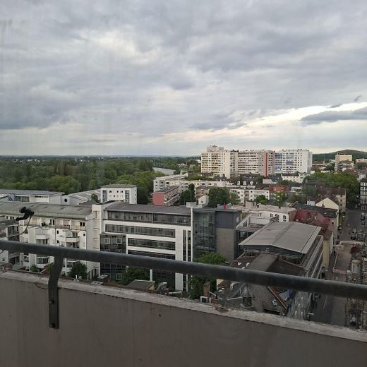 Über den Dächern Offenbachs: Großzügige 3-Zimmer-Wohnung mit zwei Balkonen – provisionsfrei – Weitblick ins Grüne über OF