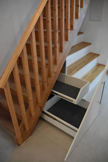 Stauraum unter Treppe