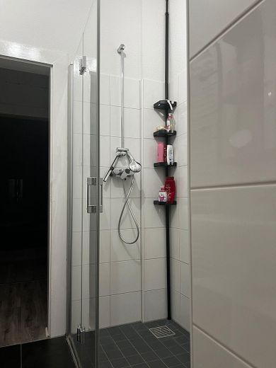Gepflegte 2½-Zimmer-Erdgeschosswohnung mit großer Wohnküche im 6-Parteienhaus – Bad - Dusche