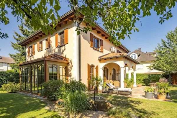 Özel wellness alanına ve yer altı garajına sahip Akdeniz tarzı aile villası