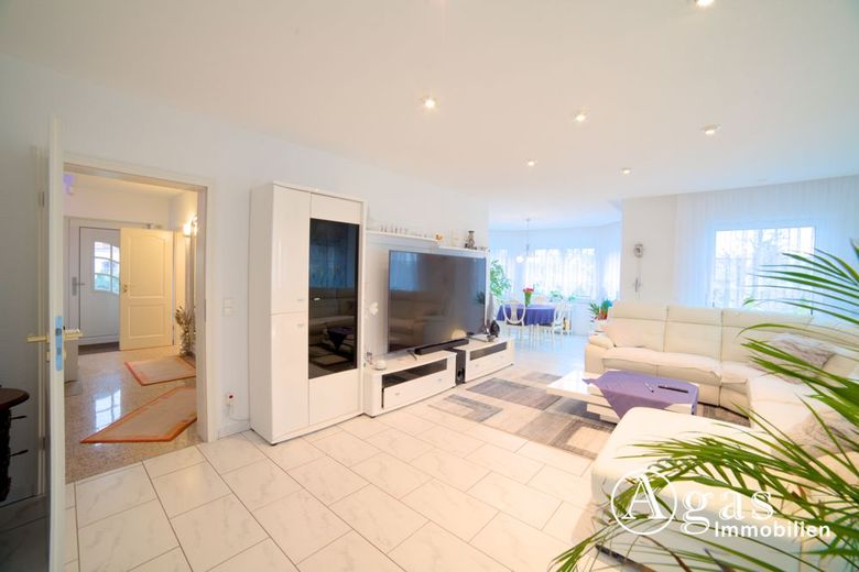 Exklusive Stadtvilla mit privater Wellness-Oase und Außenpool in Alt-Hohenschönhausen – Wohnzimmer