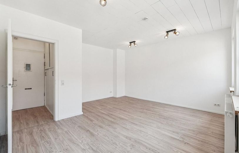Bezugsfertiges City-Apartment – saniert, modern und zentral – Wohnzimmer 