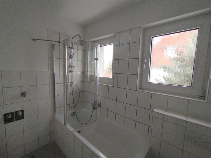 Badezimmer (Blick a. Dusche)