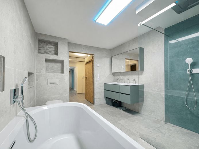 Modernisierte Doppelhaushälfte auf ca. 846 m² Grundstück mit außergewöhnlich niedrigem Erbbauzins – EG Bad Blick Flur