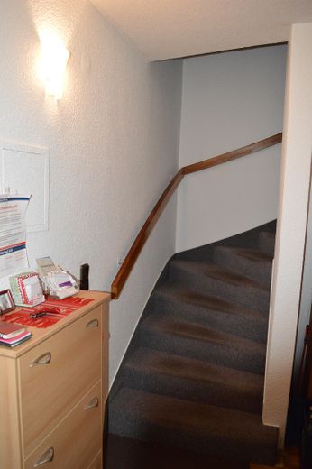 "Attraktives Reihenhaus" in "Weser"-Nähe, ruhige Lage, im schönen "Bremer Norden" – Aufgang vom EG zum OG