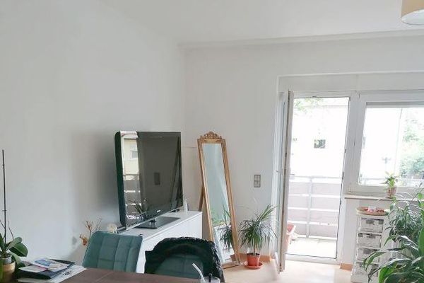 Sehr schöne helle 2 Zi-Whg mit Südbalkon, EBK und Autoabstellplatz in Regensburg