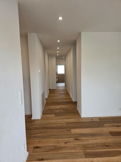 Hochwertiges Massivbau Einfamilienhaus / Zweiparteienhaus – Flur OG