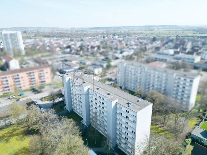 Well-maintained 4.5-room apartment with balcony, garage and immediate availability – Drohnenaufnahmen