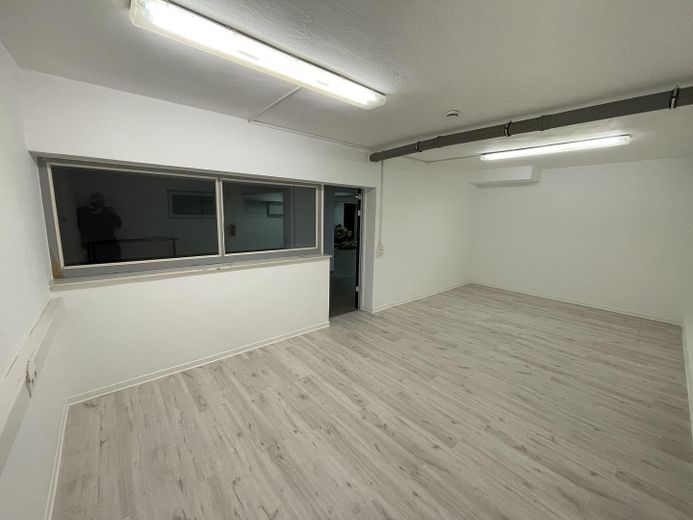 Zentrale Ladenfläche mit hoher Sichtbarkeit, großer Schaufensterfront und Stellplätzen – Büro UG