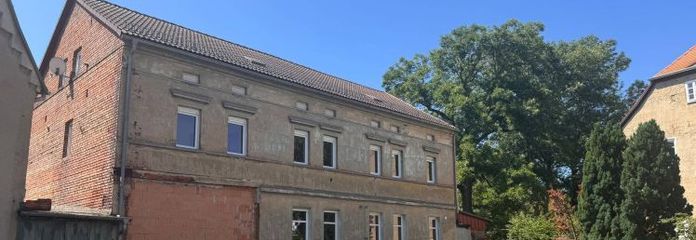 Mehrfamilienhaus zur Fertigsanierung mit Garagen und großem Hof (provisionsfrei für Käufer)