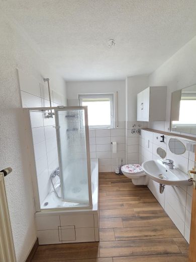 Helle und gepflegte 3-Zimmer-Wohnung mit Balkon in Neuenburg – Bad