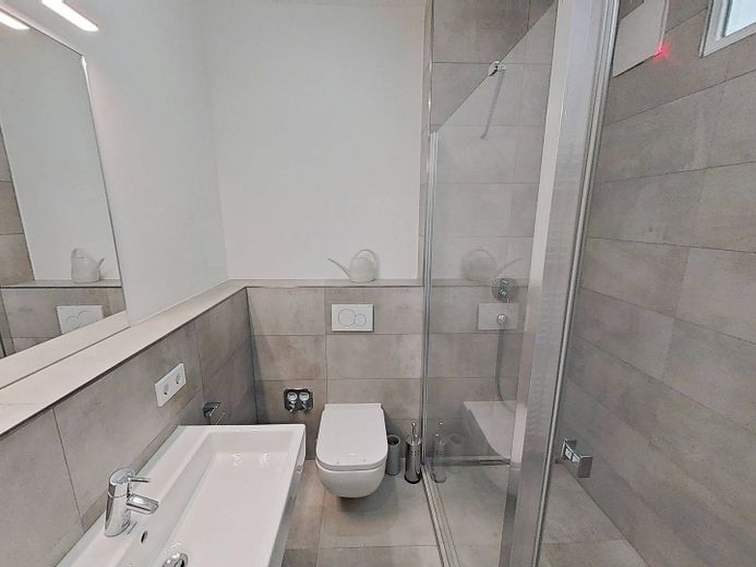 ++ Terraza incluida: Amplio piso de 2 habitaciones con cocina equipada moderna ++ – Badezimmer