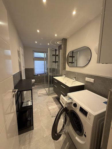 Balıksırtı parke zeminli, Berlin-Wilmersdorf’ta süreli kiralık, mobilyalı 3 odalı eski bina dairesi, 80m2 – Tageslichtbad