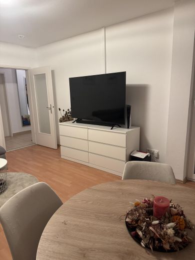 Schöne WG geeignete Wohnung mit Süd-Westbalkon – Wohnzimmer