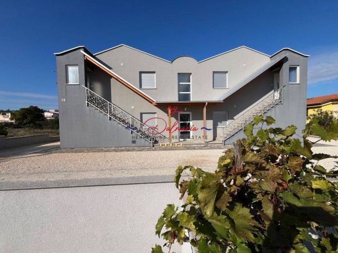 Haus mit 4 Apartments + 4 Garagen, 50m zum Meer – Foto 1