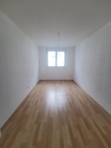 3-room apartment with balcony, fitted kitchen and underground garage – Kindzimmer