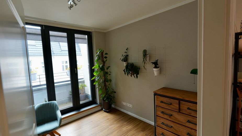 Möblierter 4-Raum nähe Ostkreuz mit großer Terrasse [Untervermietung] – Office