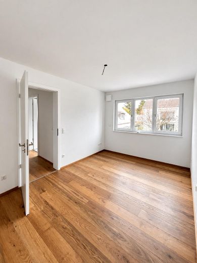 Enerji verimliliği yüksek ev, yapım yılı 2023 (A+, yalnızca 17 kWh), Schwabing-Freimann'da 6 odalı, büyük bahçeli – OG-Zimmer