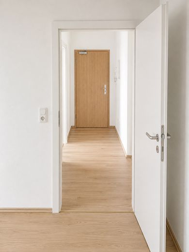 Świeżo wyremontowane mieszkanie 2-pokojowe z balkonem – Magdeburg-Stadtfeld Ost – Blick aus Schlafzimmer in Flur